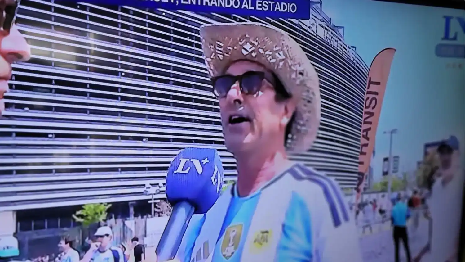 Gustavo Ramón en las afueras del MetLife Stadium, de Nueva Jersey.