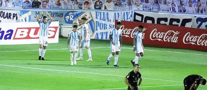 Racing perdió en Tucumán y se complicó aún más