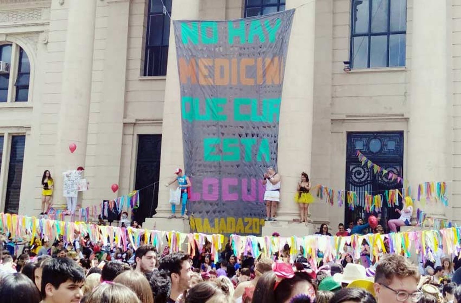 Color y jolgorio en la tradicional bajada de estudiantes de medicina