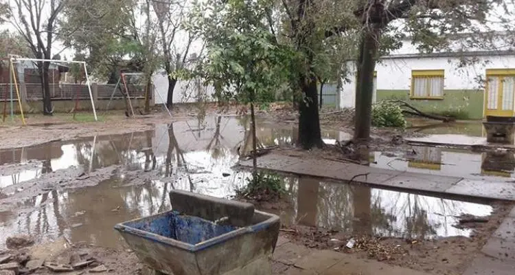 Padres del Jardín 903 volvieron a quejarse por el estado del patio