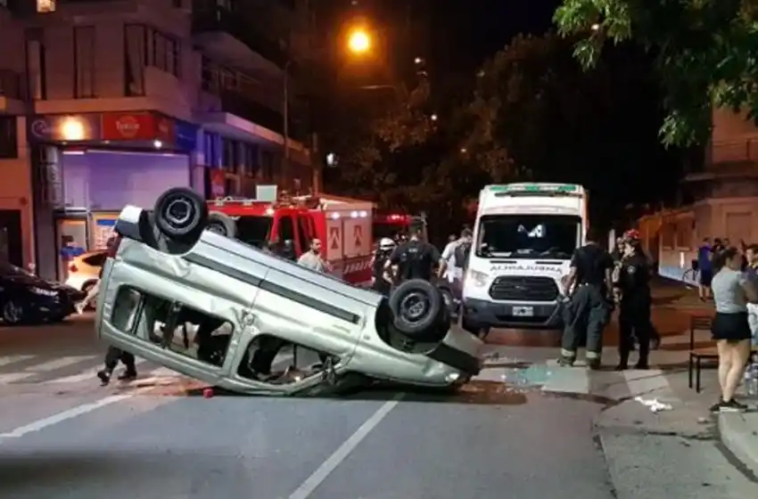 Choque y vuelco en el centro: un utilitario impactó con otro vehículo