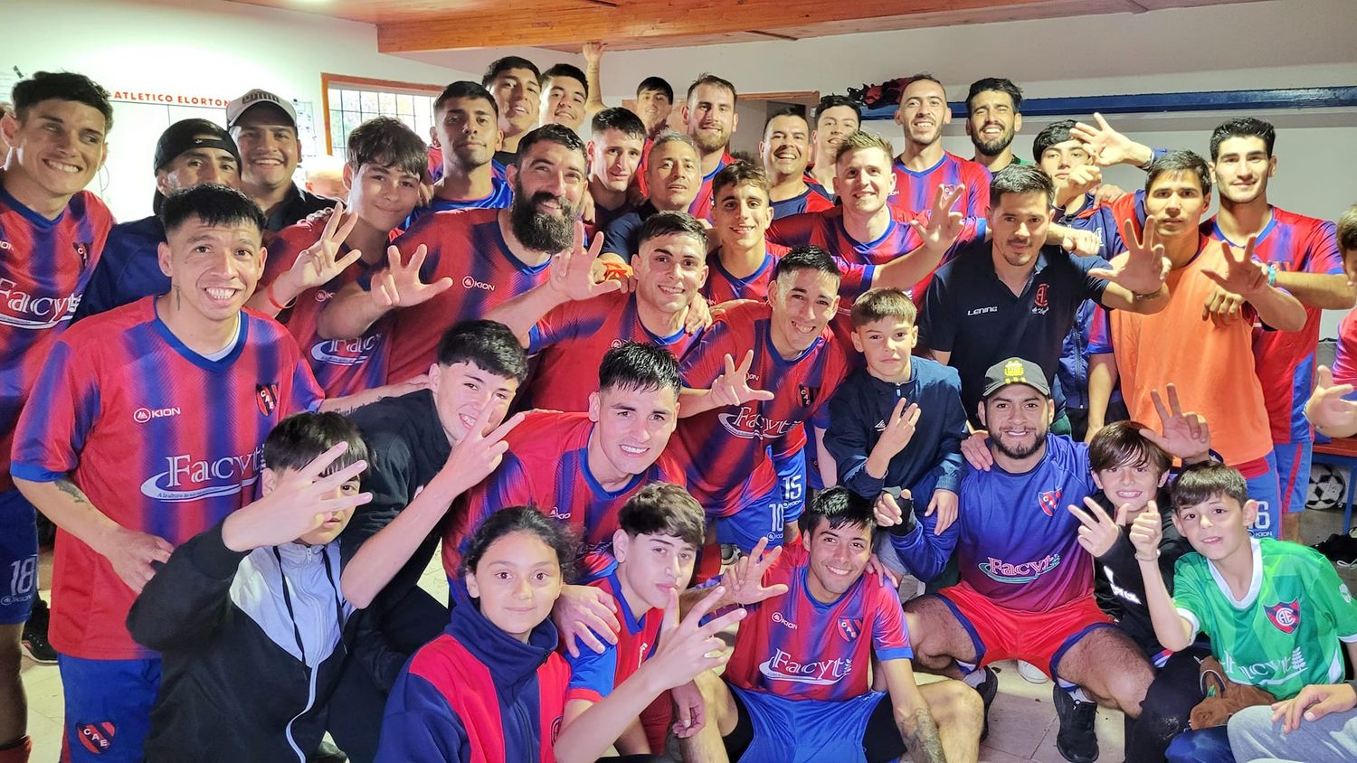 Festejo azulgrana. Atlético tendrá revancha en Semifinales ante Newbery, su verdugo en el 2023. Foto: Radio Jota.