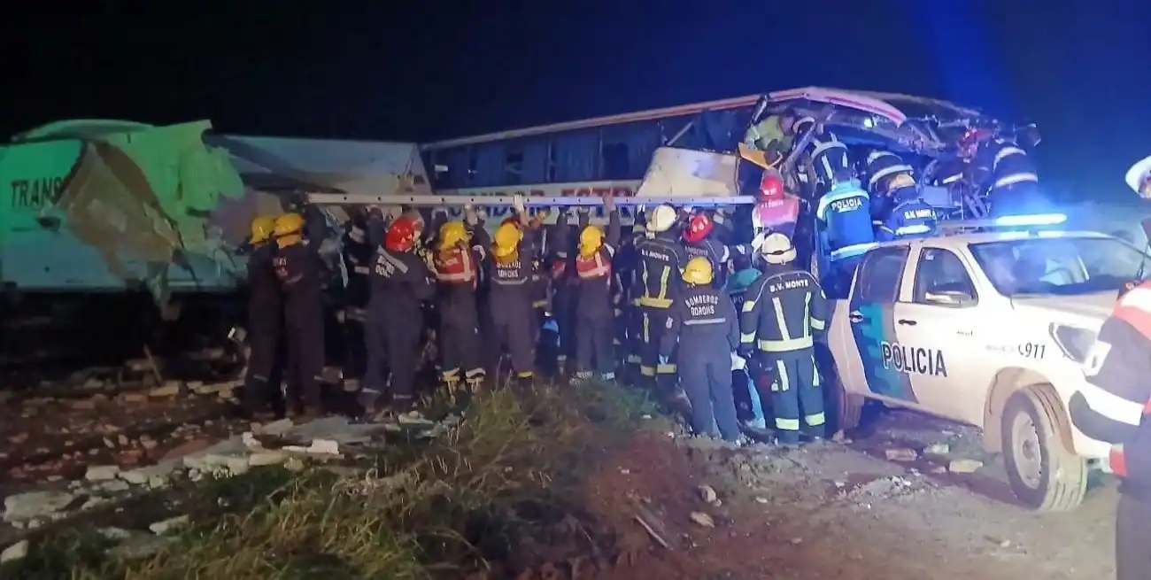 Fatal: cuatro muertos tras un choque frontal entre un micro y un camión en Ruta 3