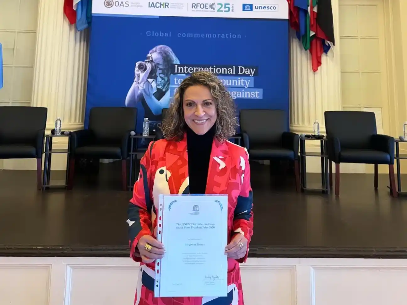 La periodista Jineth Bedoya sostiene el Premio Mundial de Libertad de Prensa UNESCO/Guillermo Cano.