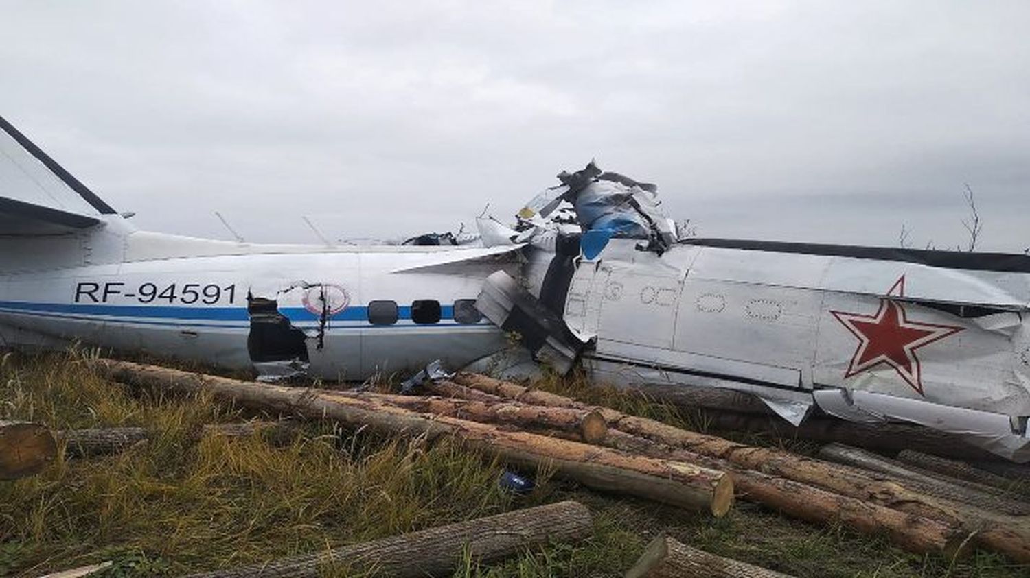 SE PARTE EN DOS: 15 muertos y siete sobrevivientes es el saldo tras estrellarse avión de Rusia en Tartaristán
