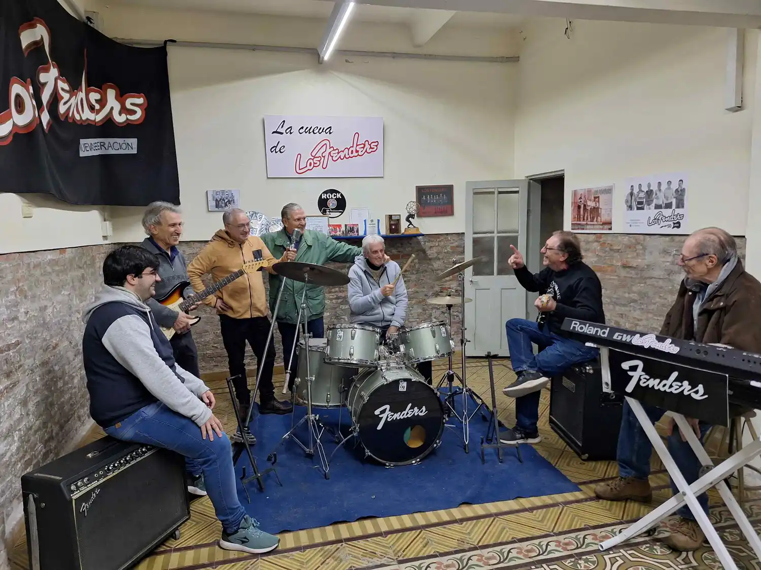 Lamberguini: Los Fenders actuaron en la inauguración del emblemático edificio donde funcionó el local comercial Burmeister Lamberghini