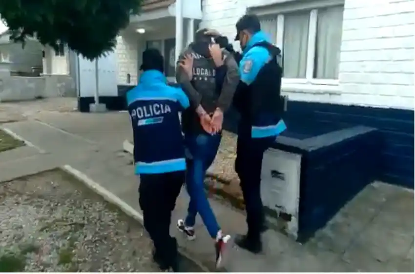 Detuvieron a un hombre que golpeó y quemó con agua hirviendo a su pareja