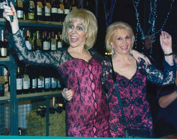 Burlando le regaló un stripper a su madre para que celebre sus 80 años