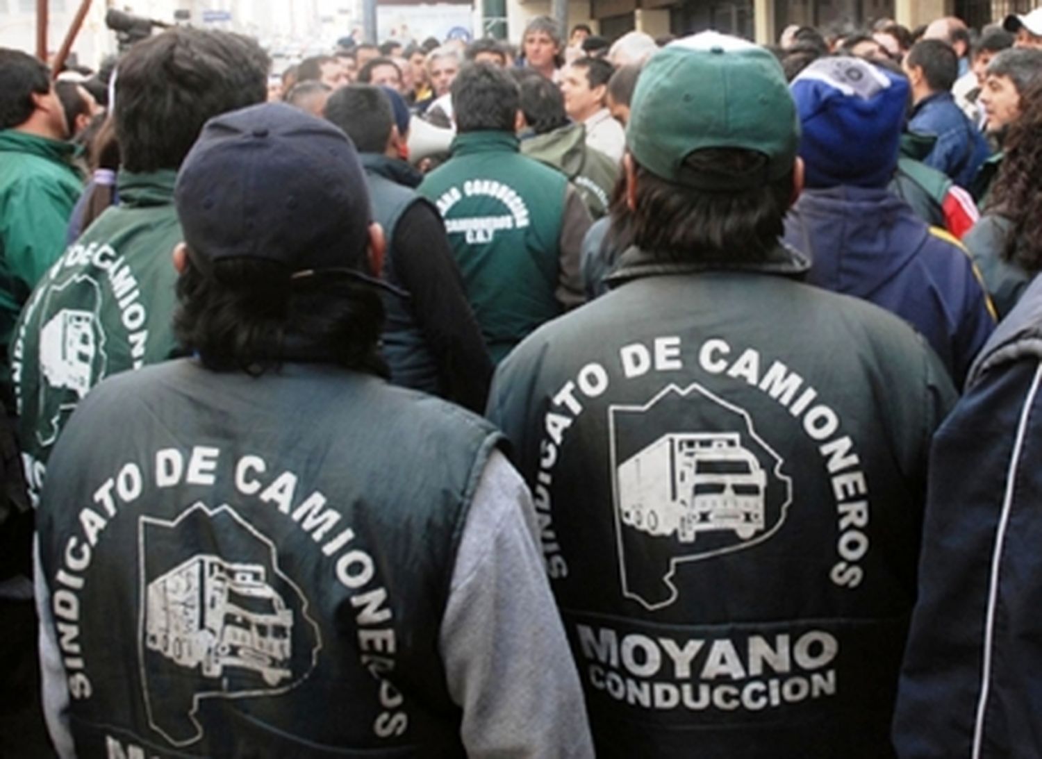 Continúa el bloqueo de Camioneros de Moyano a Siderar