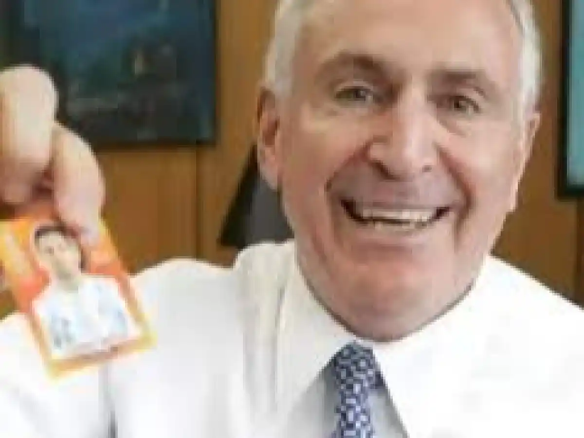 El embajador de Estados Unidos mostró en redes sociales su reacción al obtener la figurita de Messi: "¡No puedo creerlo!"