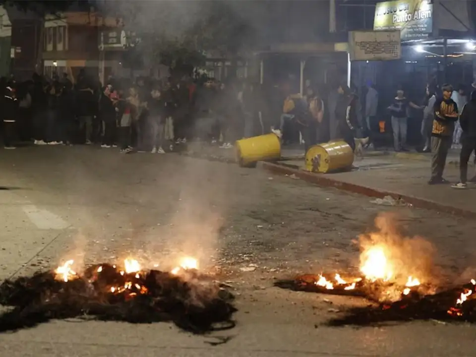 "Vamos a prender fuego todo": Córdoba vivió una noche de furia tras el hallazgo de los restos de Agostina Vega