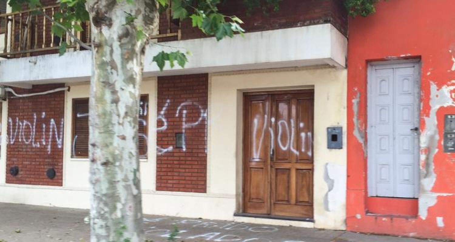 Retiraron pertenencias de la casa de los docentes abusadores