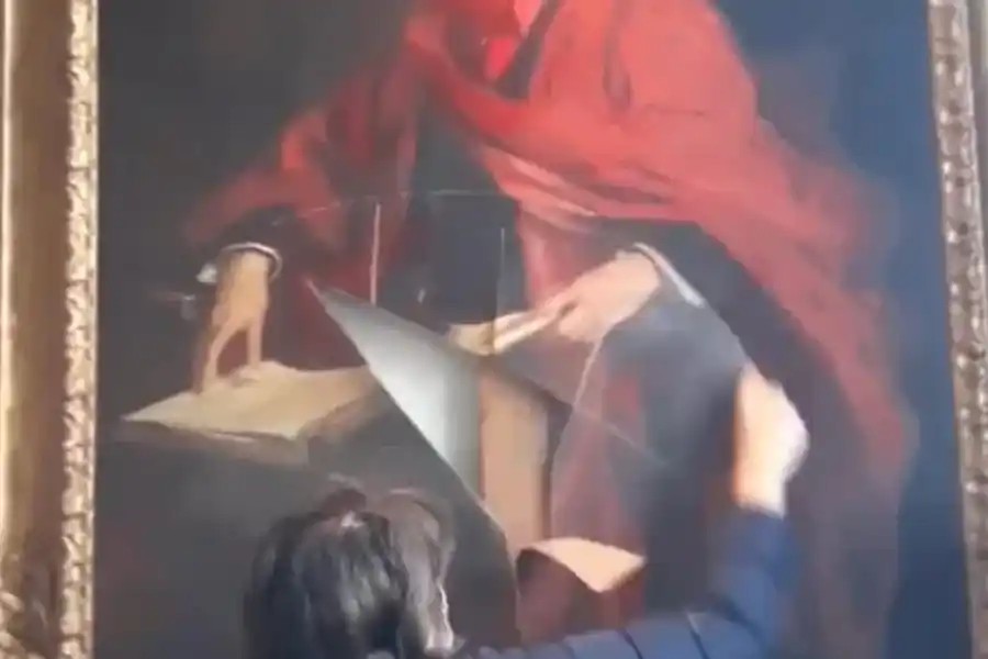 Una manifestante propalestina destruyó la pintura de un excanciller británico en Cambridge