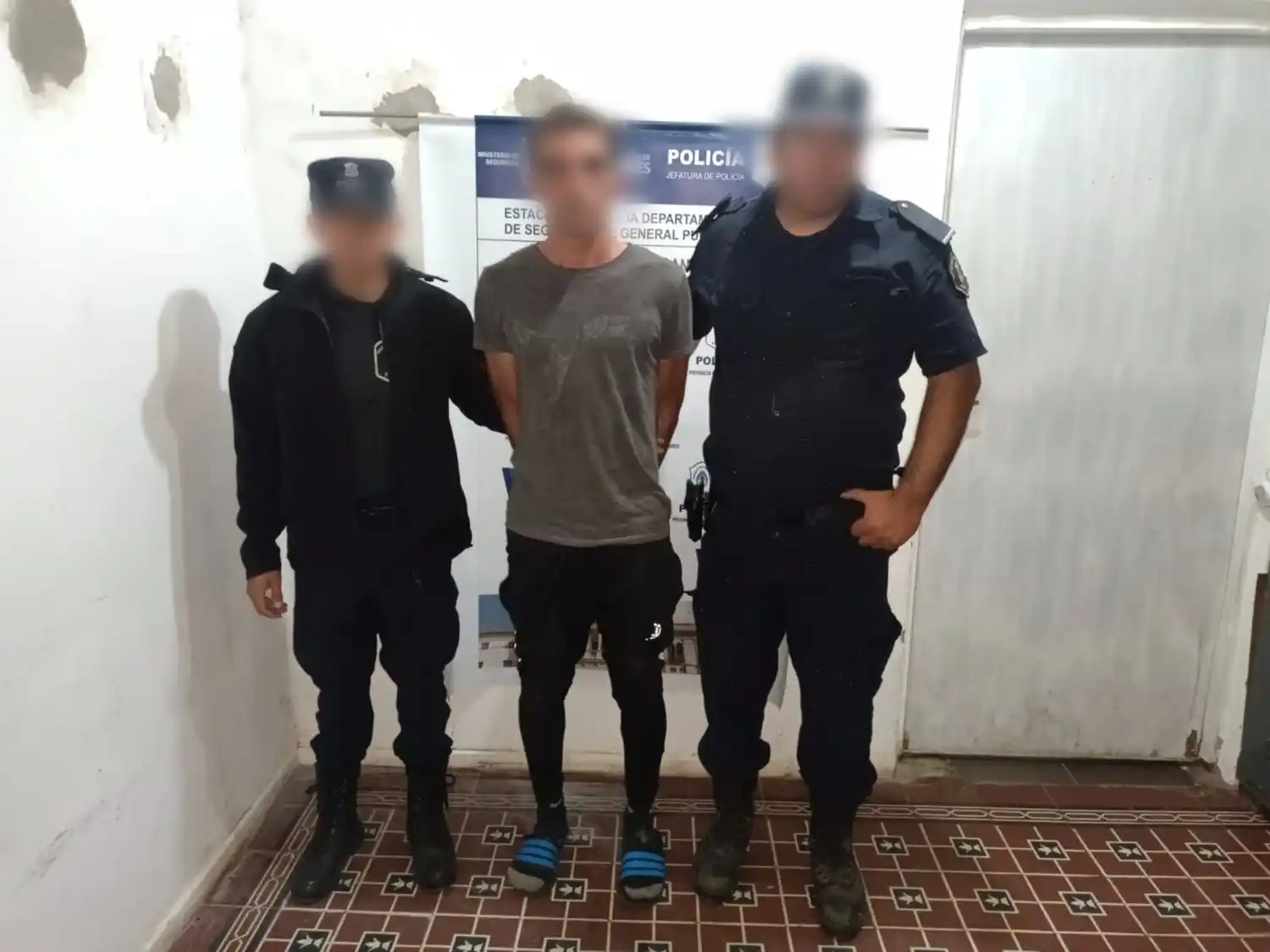 El hombre se negó a salir de la casa y fue recudido por los policías.
