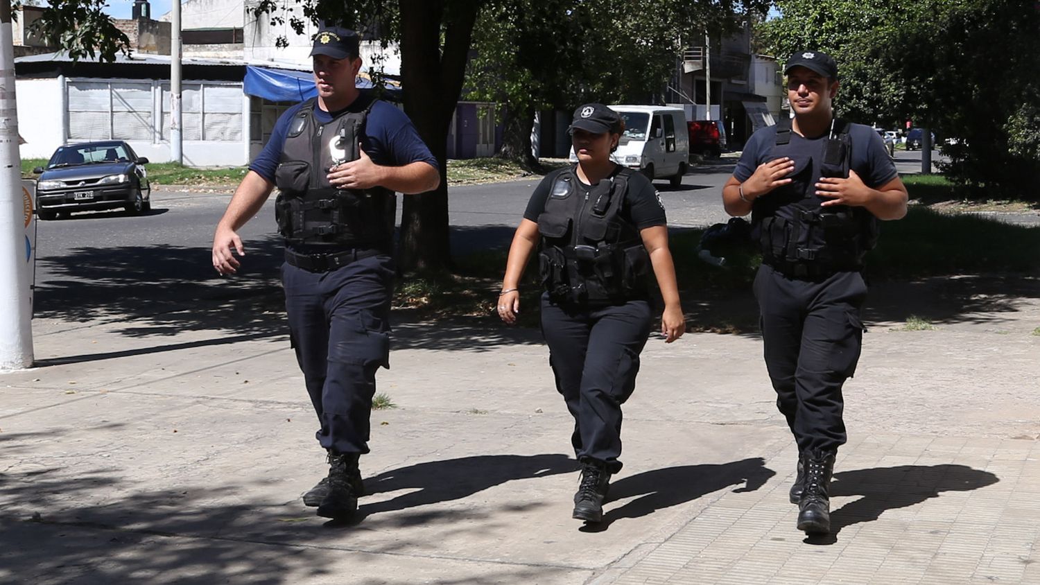 Pagan la primera cuota de los uniformes a la Policía