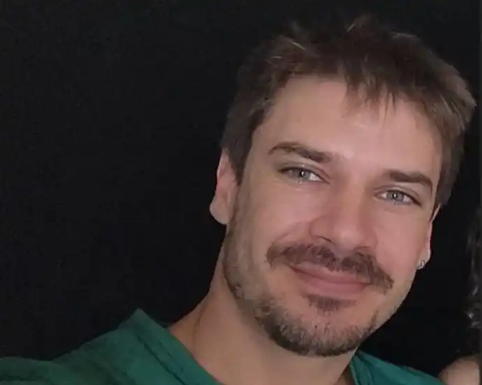 Personal policial trabaja en el lugar donde fue hallado el cuerpo.