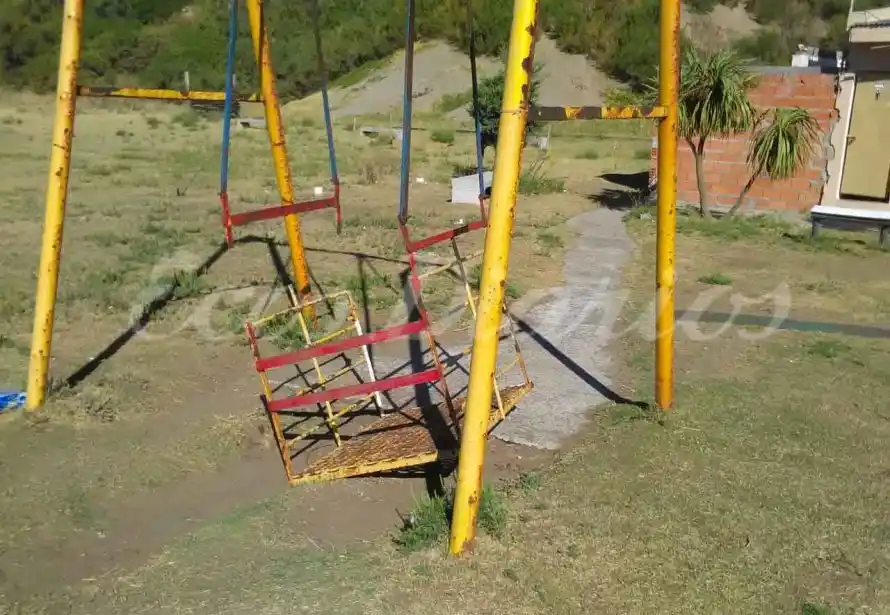 Robo y vandalismo en la Plaza 3 de Agosto de Quequén