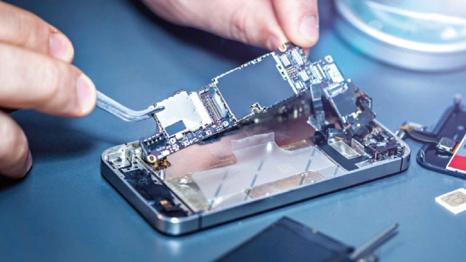 ¡NO LO VAS A CREER! Estos elementos componen el teléfono móvil