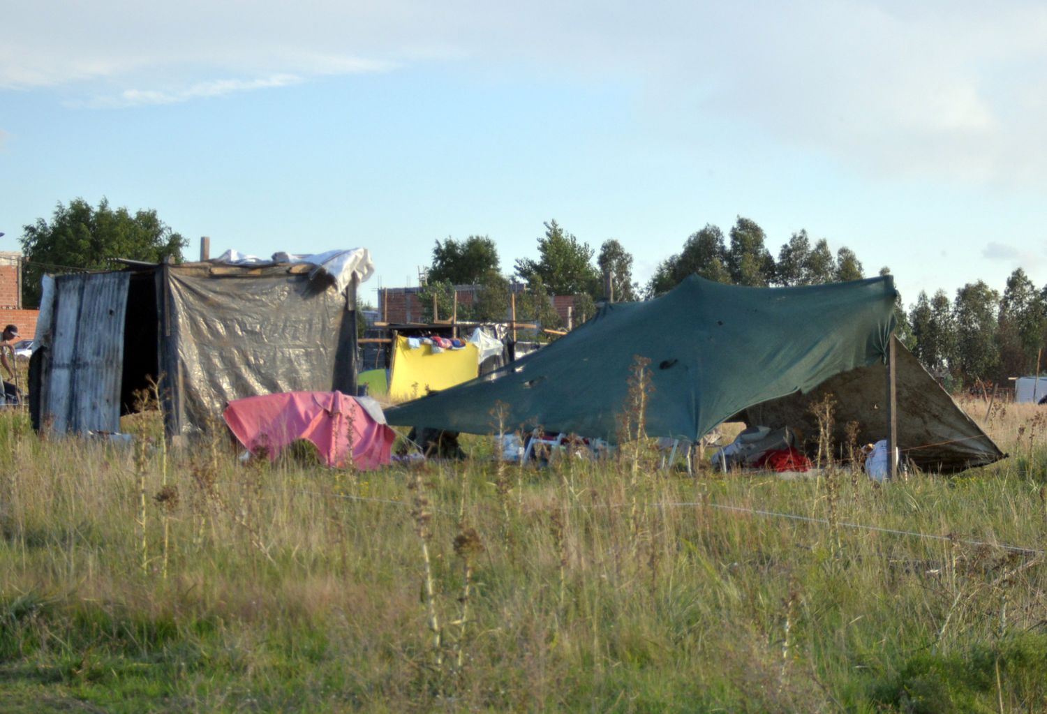 Las familias que tomaron los terrenos en La Movediza le respondieron a Lunghi