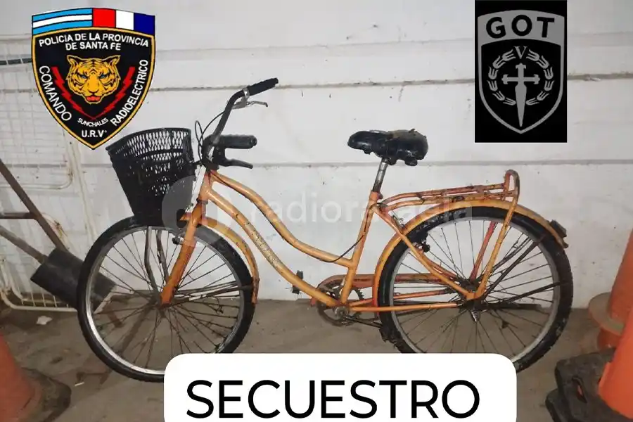 Tres jóvenes tiraron una bicicleta en un canal de desagüe y la tuvo que rescatar la policía