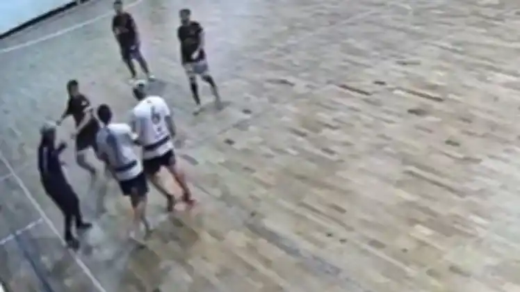 El momento de la agresión quedó registrado por las cámaras de seguridad.