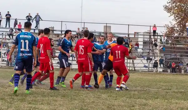 En un final caliente, Independiente venció a Deportivo y se despegó