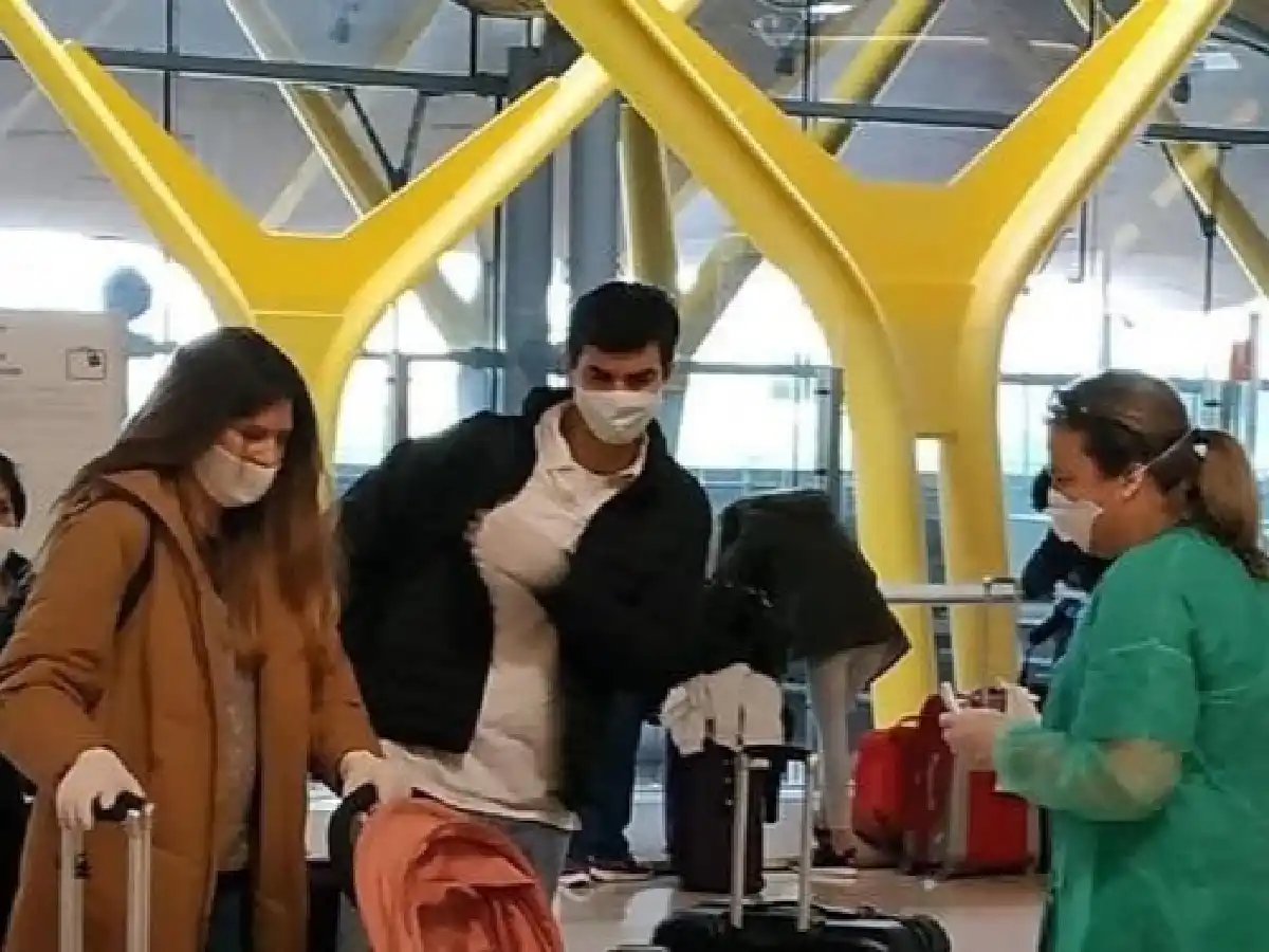 Partieron dos vuelos desde Madrid con 400 argentinos varados en España, entre ellos Urtubey y su esposa Isabel Macedo