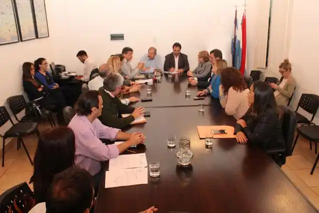 El gobierno mejoró la propuesta y ofreció adelantar el aumento 