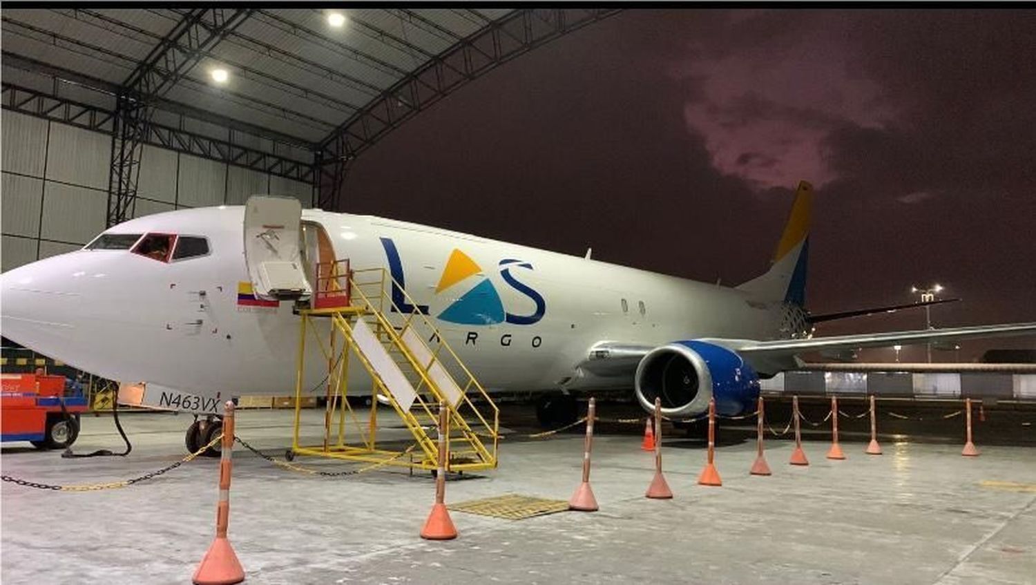 Líneas Aéreas Suramericanas took delivery of its first Boeing 737-400SF