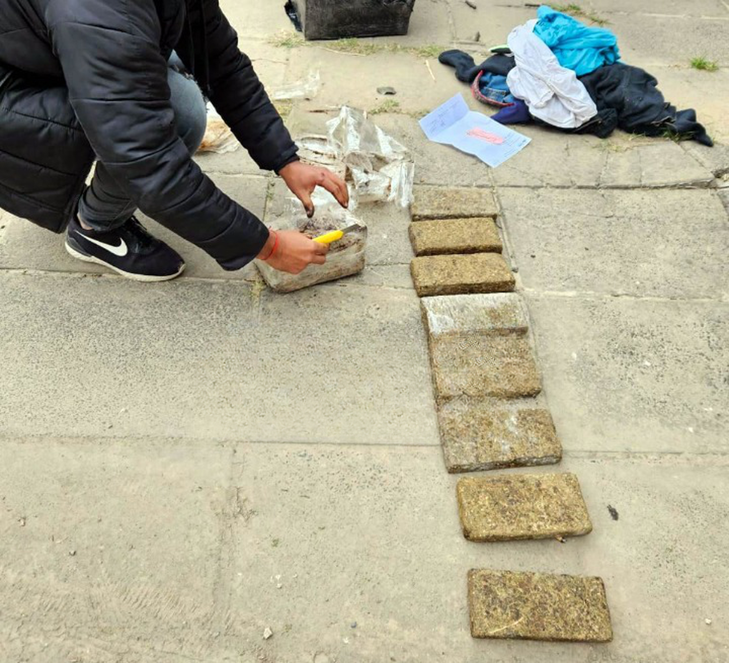 En una encomienda encontraron más de 10 panes de marihuana