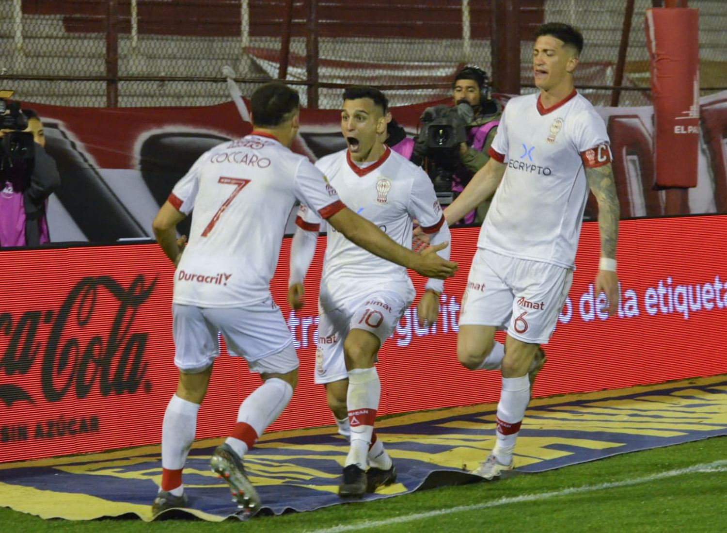 Huracán logró una victoria que lo dejó como escolta