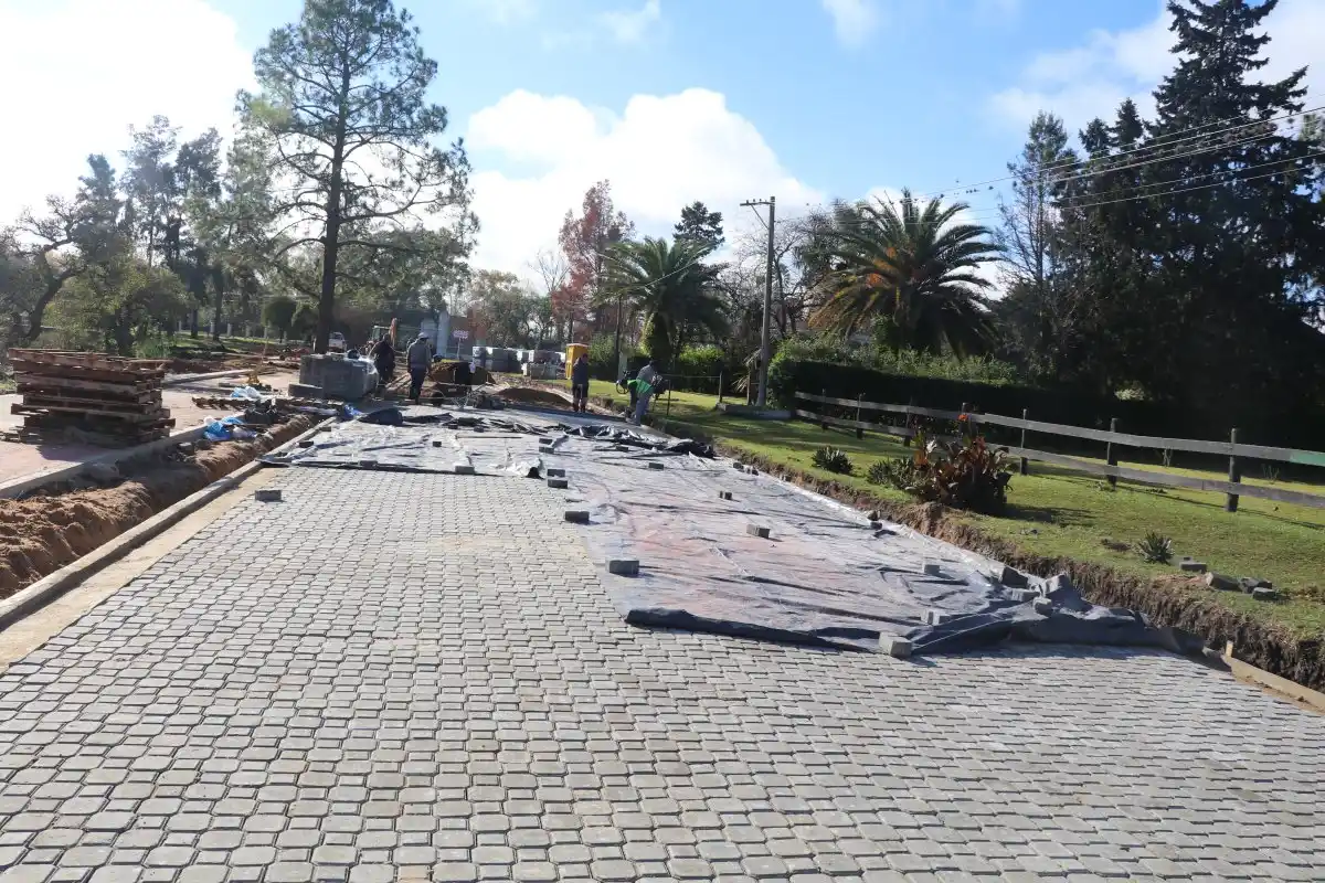 Se adoquinaron 350 metros en el nuevo paseo del Camino de la Costa