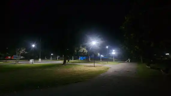 Mejoraron la iluminación de la Plaza San Martín en Gardey