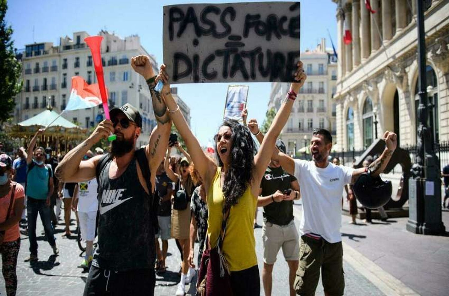 Detuvieron a más de 70 personas por las marchas contra el pase sanitario en Francia