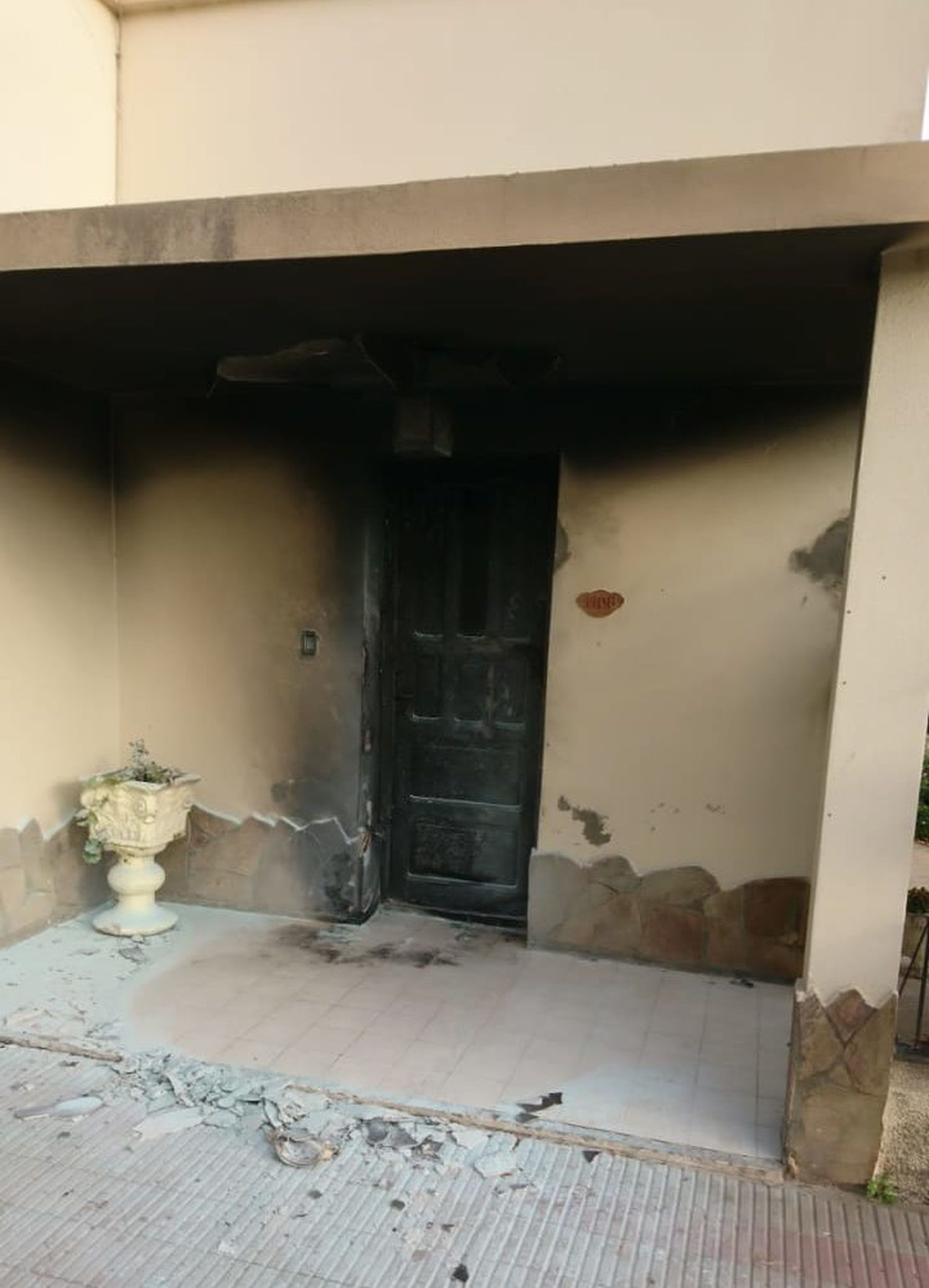 Prenden fuego el frente de una vivienda de barrio Centro
