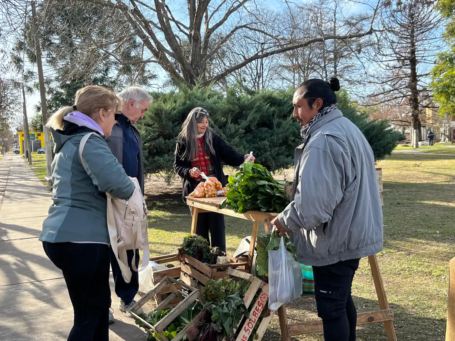 Mano a mano entre productores y consumidores. Foto: Archivo
