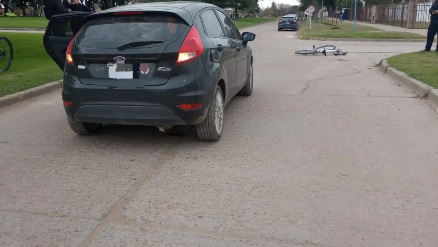 Una mujer está grave tras un tremendo choque entre un auto y una bicicleta en el centro de Urdinarrain