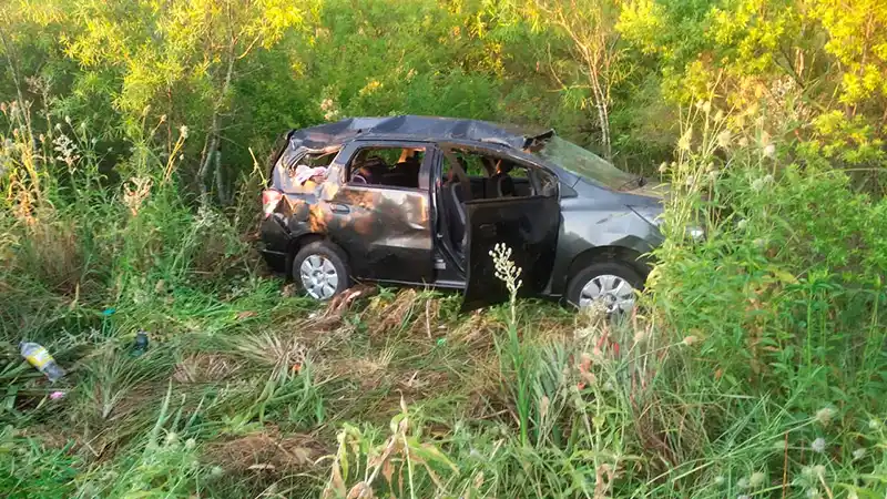 Una familia resultó herida al volcar el auto en el que viajaban en la Autovía 14