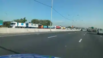 ¿Por qué hay tantos camiones estacionados en Circunvalación de Rosario si no es tiempo de cosecha gruesa?