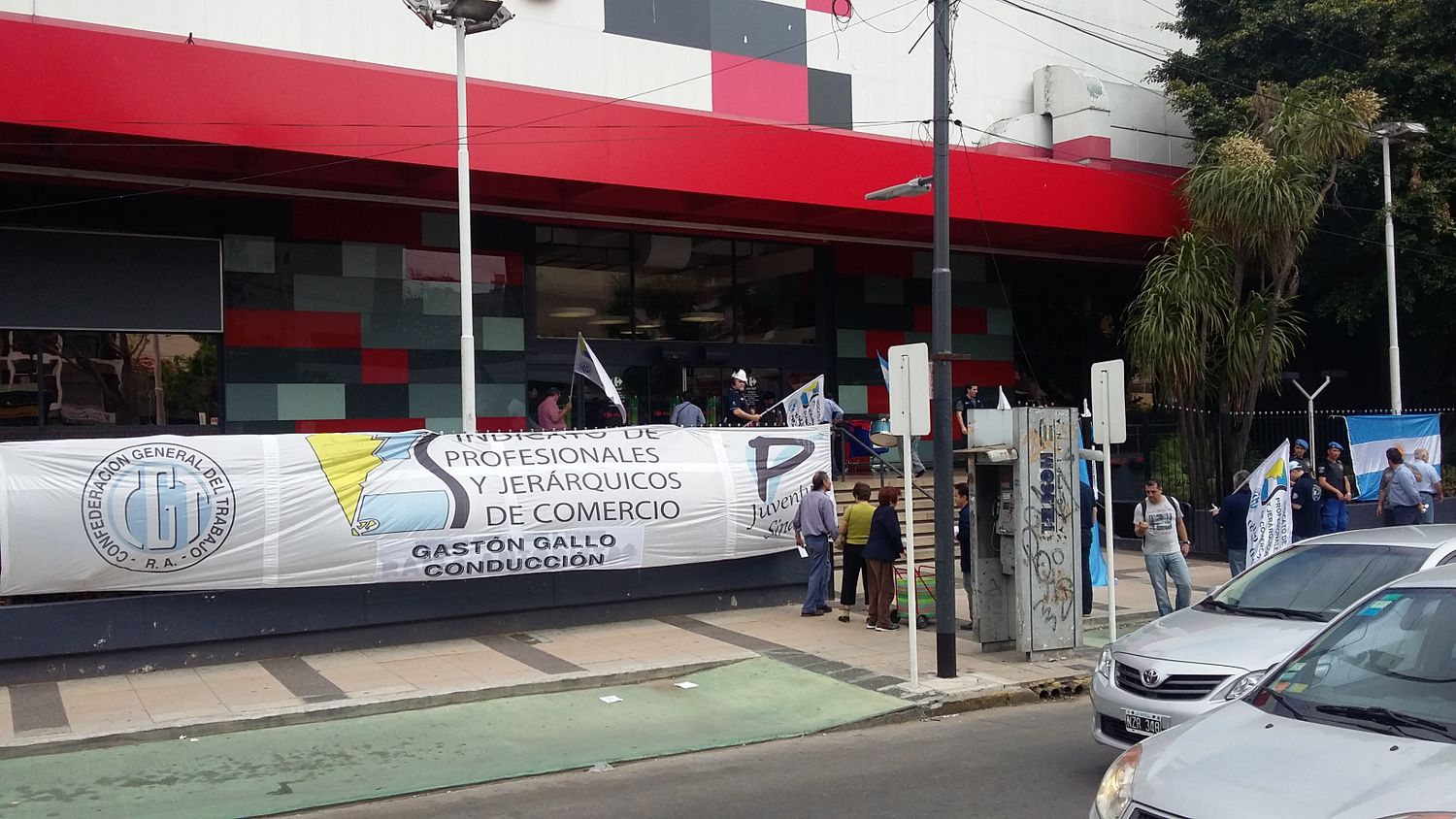 Jerárquicos de Comercio protestaron en un Carrefour de Vicente López
