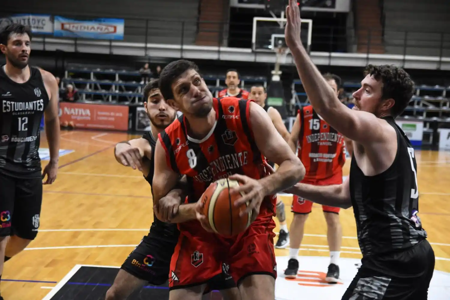 Arca y la dura lucha bajo el tablero en el Parque Carlos Guerrero.
Foto: Andrés Arouxet