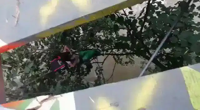 ¡ANGUSTIANTE! Rescatan a niño que cayó de un puente en Colombia (+ video)