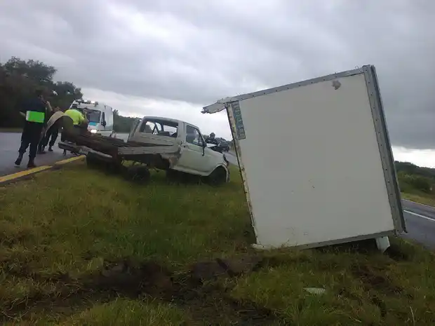 Se incendió el combustible que derramó un camión cisterna sobre la ruta 12