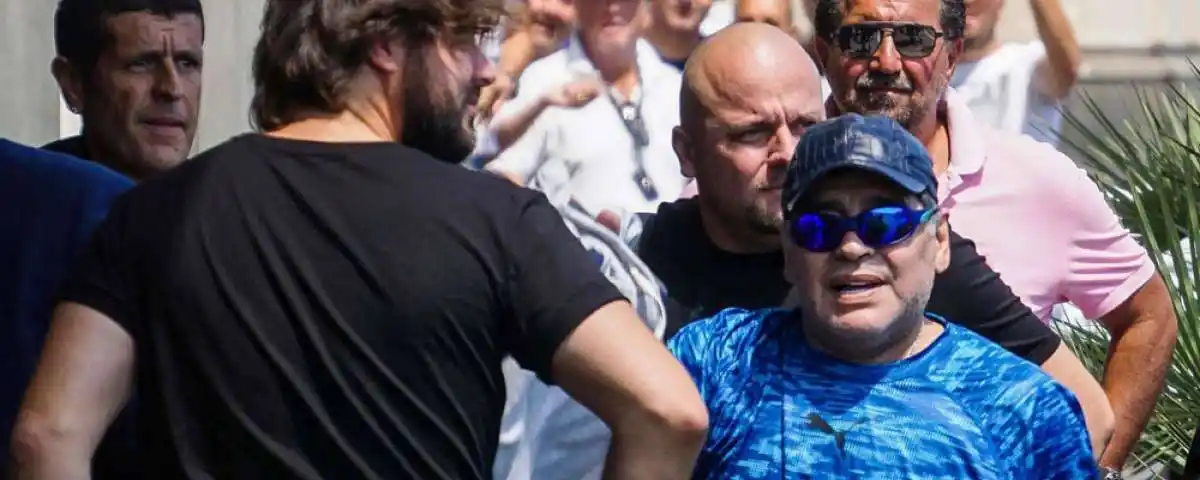 En medio de un operativo de seguridad, Nápoles declara ciudadano honorario a Maradona