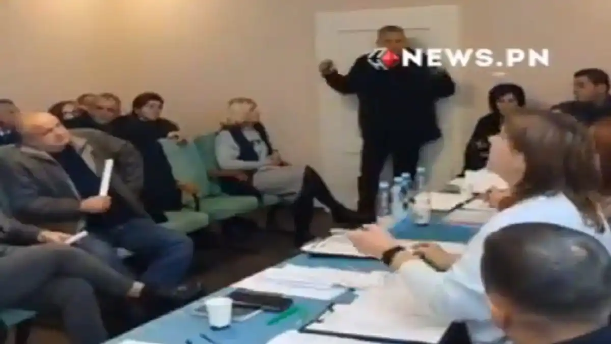 ¡26 HERIDOS! Funcionario en Ucrania lanza granadas en una reunión municipal