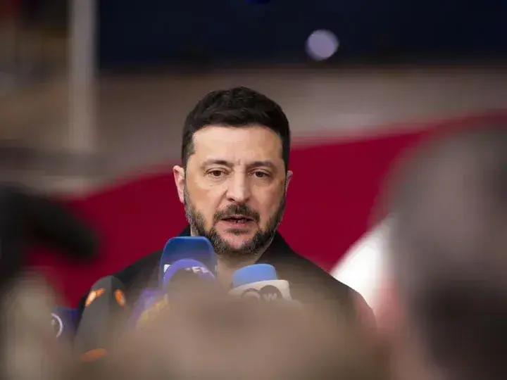 Zelenski conversa con enviados de Trump en medio de ataques contra Rusia