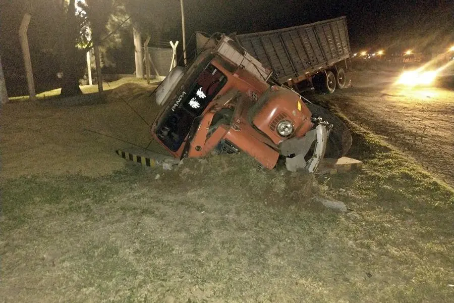 Un camión se habría quedado sin frenos y terminó incrustado en una cuneta