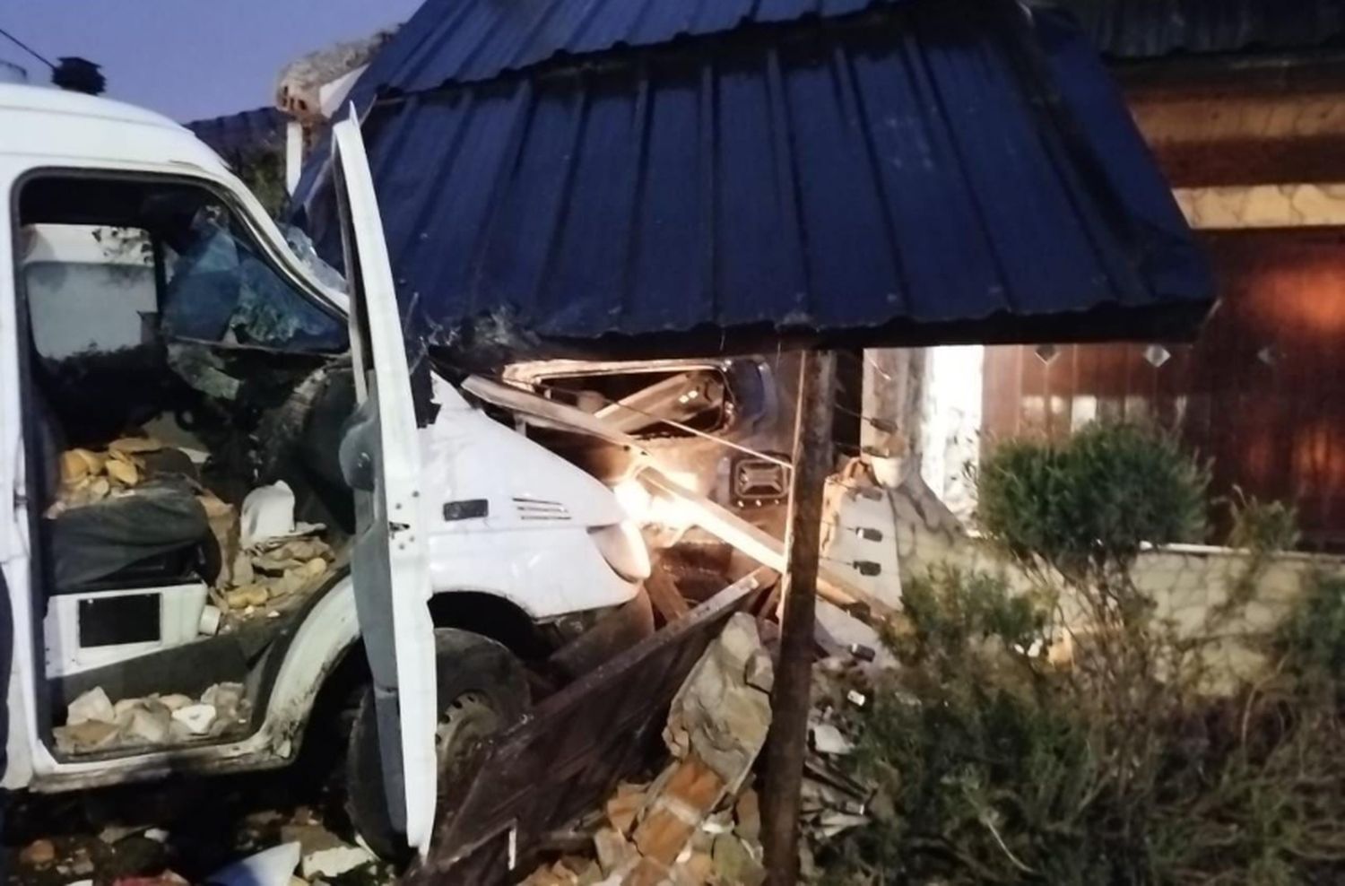 Se incrustó con la camioneta en el frente de una vivienda