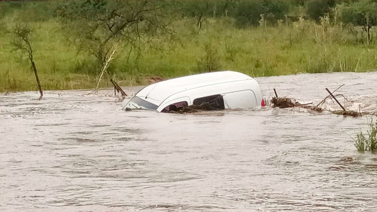 Camioneta fue arrastrada por la corriente y su conductor logró escapar ileso