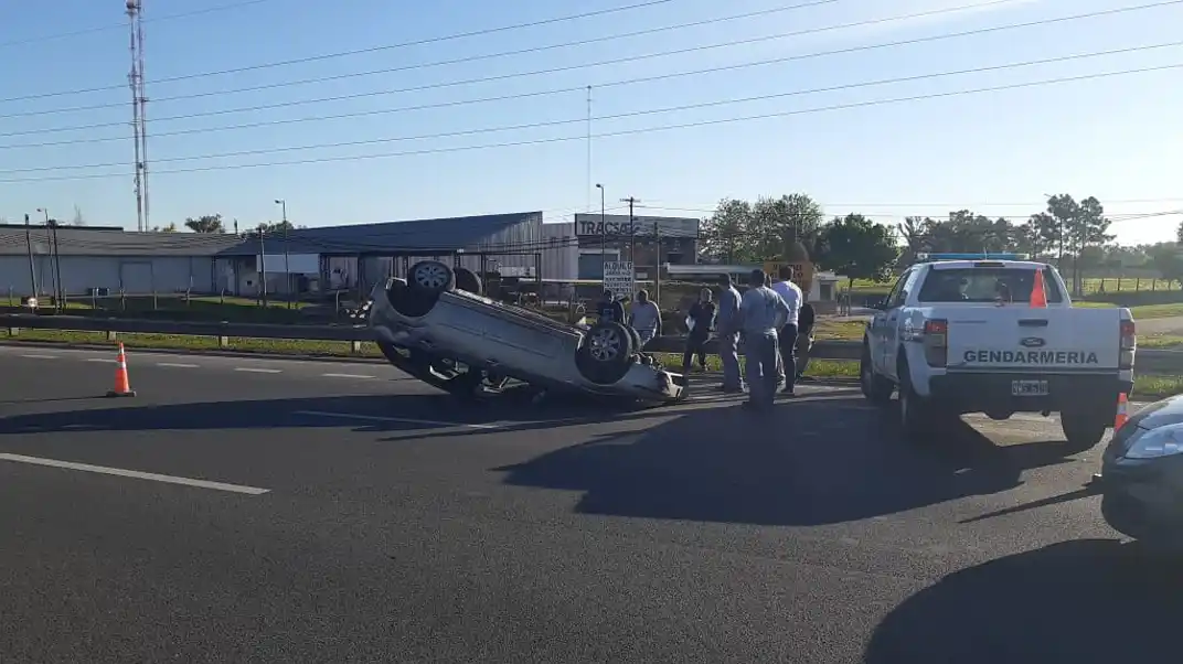 Un auto volcó tras ser chocado por un camioneta que lo quiso pasar en Circunvalación